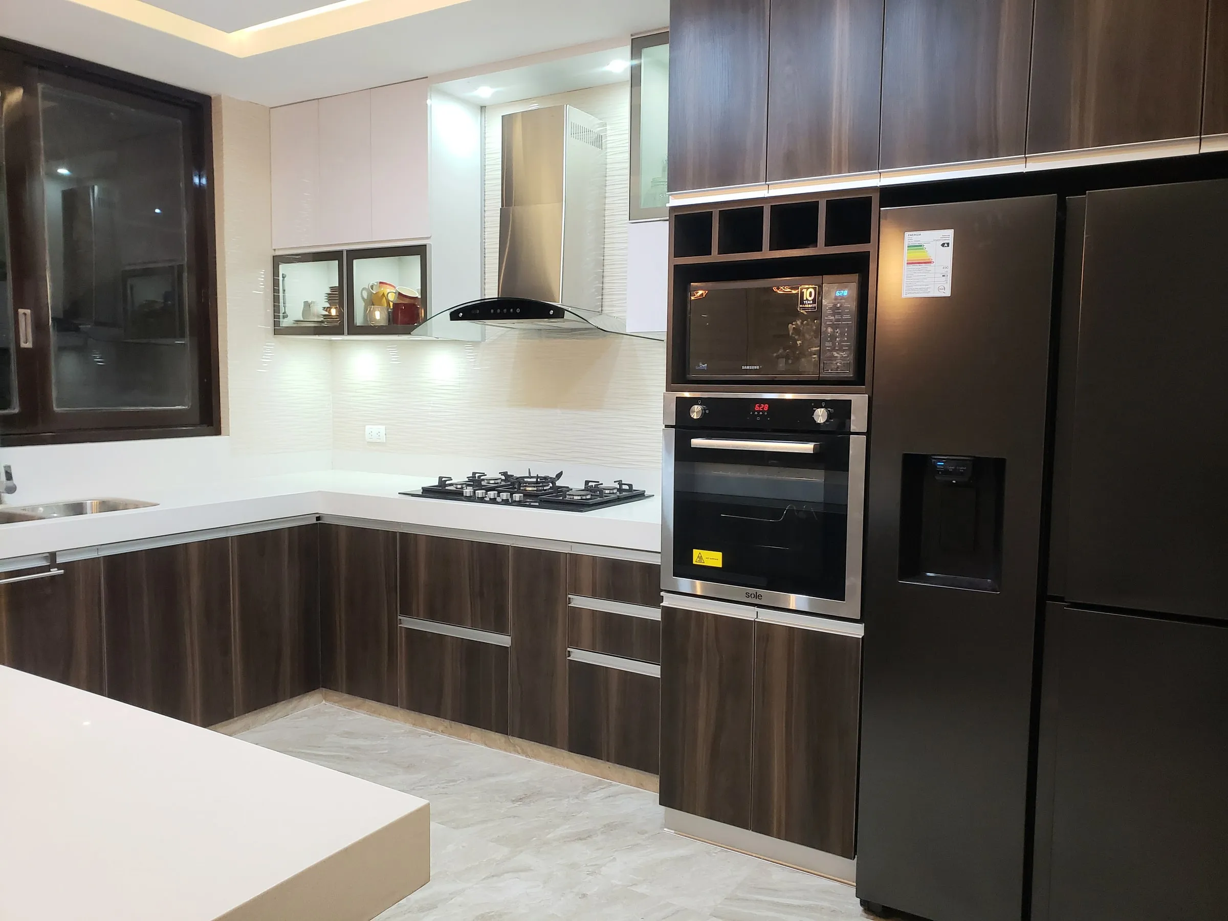 Cocina Contemporánea — Isla central, tonos profundos y una ejecución impecable.