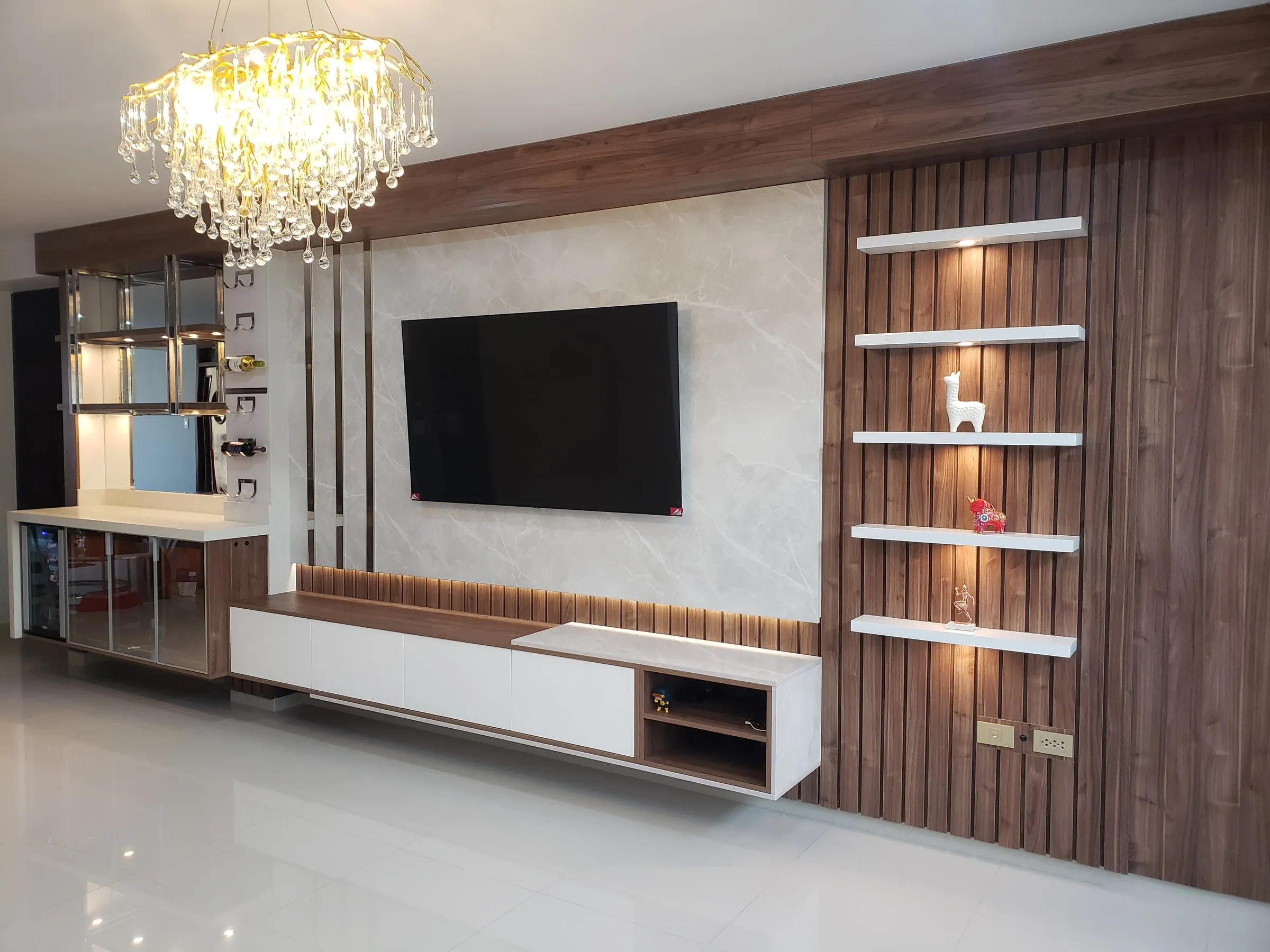 Estar & Home Theater — Un muro multimedia escultórico en madera, mármol y luz.