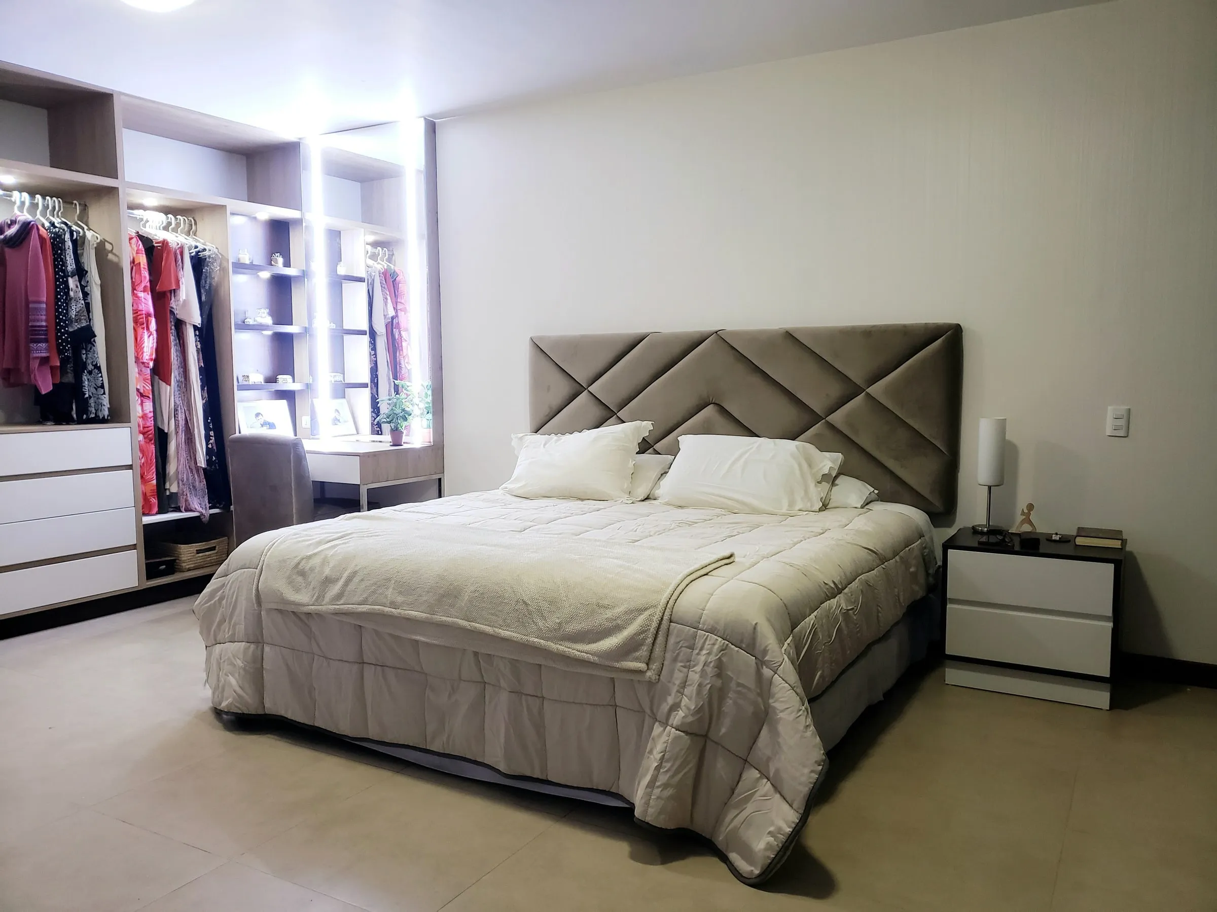 Suite & Vestidor — Cabecero tapizado, vestidor iluminado y materiales nobles.